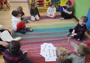 Dzieci oglądają karty przedstawiające złudzenia optyczne