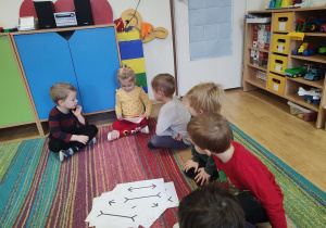 Dzieci oglądają karty przedstawiające złudzenia optyczne