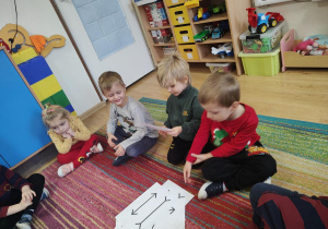 Dzieci oglądają karty przedstawiające złudzenia optyczne