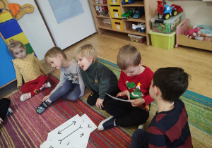 Dzieci oglądają karty przedstawiające złudzenia optyczne