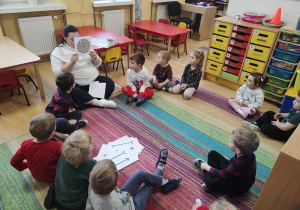 Dzieci oglądają karty przedstawiające złudzenia optyczne