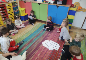 Dzieci oglądają karty przedstawiające złudzenia optyczne