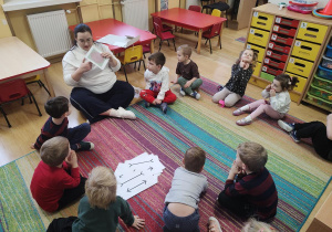 Dzieci oglądają karty przedstawiające złudzenia optyczne