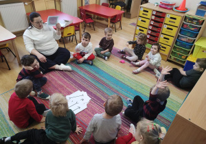 Dzieci oglądają karty przedstawiające złudzenia optyczne