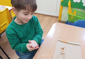 Staś lepi bałwana.