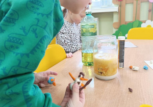 Staś obserwuje doświadczenie.