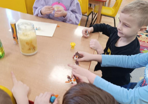 Dzieci obserwują doświadczenie.