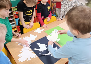 Dzieci segregują obrazki.