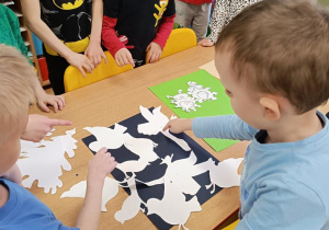 Dzieci przeliczają ptaki.