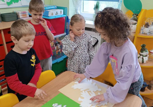 Dzieci przeliczają ptaki.