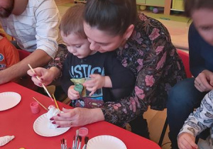 Wituś i mama w objęciach malują mikołaja