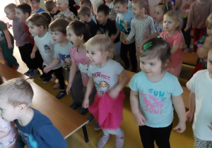 Dzieci w trakcie "Zabaw językowych".