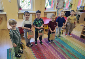 Chłopcy śpiewają "Sto lat" dziewczynkom