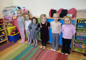 Dziewczynki czekają na prezenty i życzenia