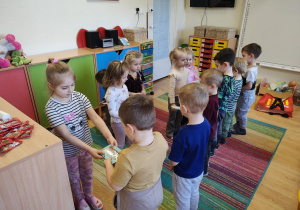 Dzieci wzajemnie obdarowują się prezentami