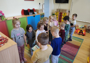 Dzieci wzajemnie obdarowują się prezentami