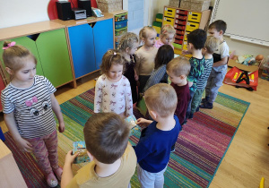 Dzieci wzajemnie obdarowują się prezentami