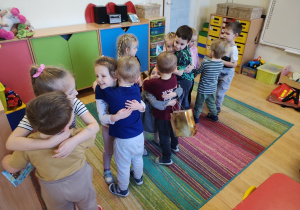 Dzieci wzajemnie obdarowują się prezentami