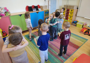 Dzieci wzajemnie obdarowują się prezentami