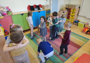 Dzieci wzajemnie obdarowują się prezentami