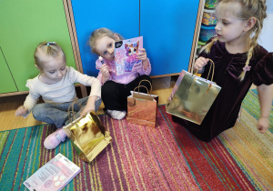 Dziewczynki oglądają prezenty