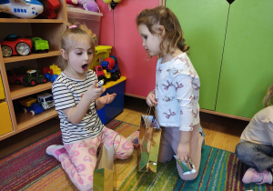 Dziewczynki oglądają prezenty