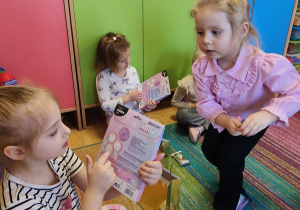 Dziewczynki oglądają prezenty