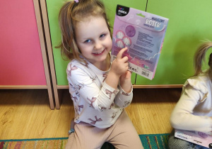 Dziewczynki oglądają prezenty