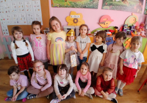 Nelka z koleżankami z grupy