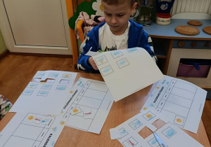 Dzieci przygotowują kalendarze pogodowe