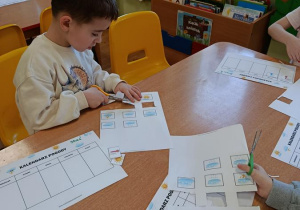 Dzieci przygotowują kalendarze pogodowe
