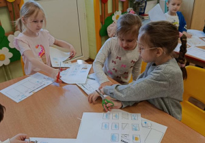 Dzieci przygotowują kalendarze pogodowe