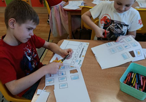 Dzieci przygotowują kalendarze pogodowe