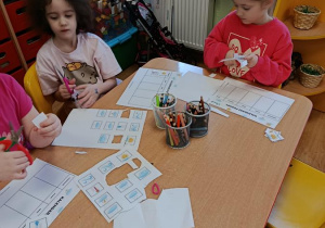 Dzieci przygotowują kalendarze pogodowe