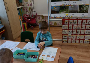 Dzieci przygotowują kalendarze pogodowe