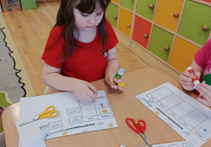 Dzieci przygotowują kalendarze pogodowe