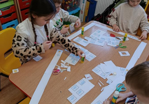 Dzieci przygotowują kalendarze pogodowe