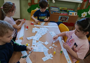 Dzieci przygotowują kalendarze pogodowe