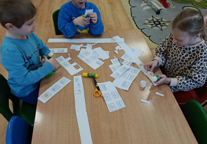 Dzieci przygotowują kalendarze pogodowe