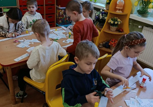 Dzieci przygotowują kalendarze pogodowe