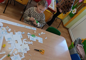 Dzieci przygotowują kalendarze pogodowe