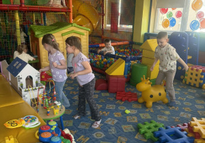 Wesołe zabawy Krecików