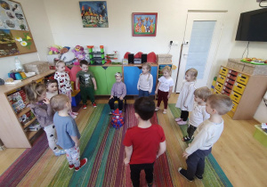 Dzieci śpiewają Pawełkowi "Sto lat"