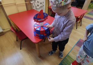 Pawełek rozwiązuje wstążkę