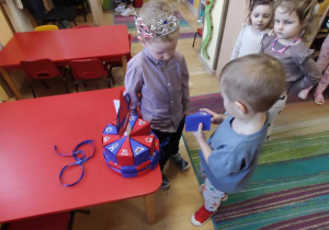 Dzieci składają życzenia Pawełkowi