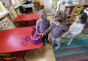 Dzieci składają życzenia Pawełkowi