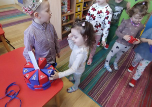 Dzieci składają życzenia Pawełkowi