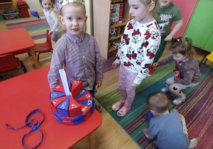 Dzieci składają życzenia Pawełkowi