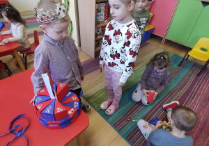 Dzieci składają życzenia Pawełkowi