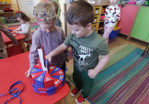 Dzieci składają życzenia Pawełkowi